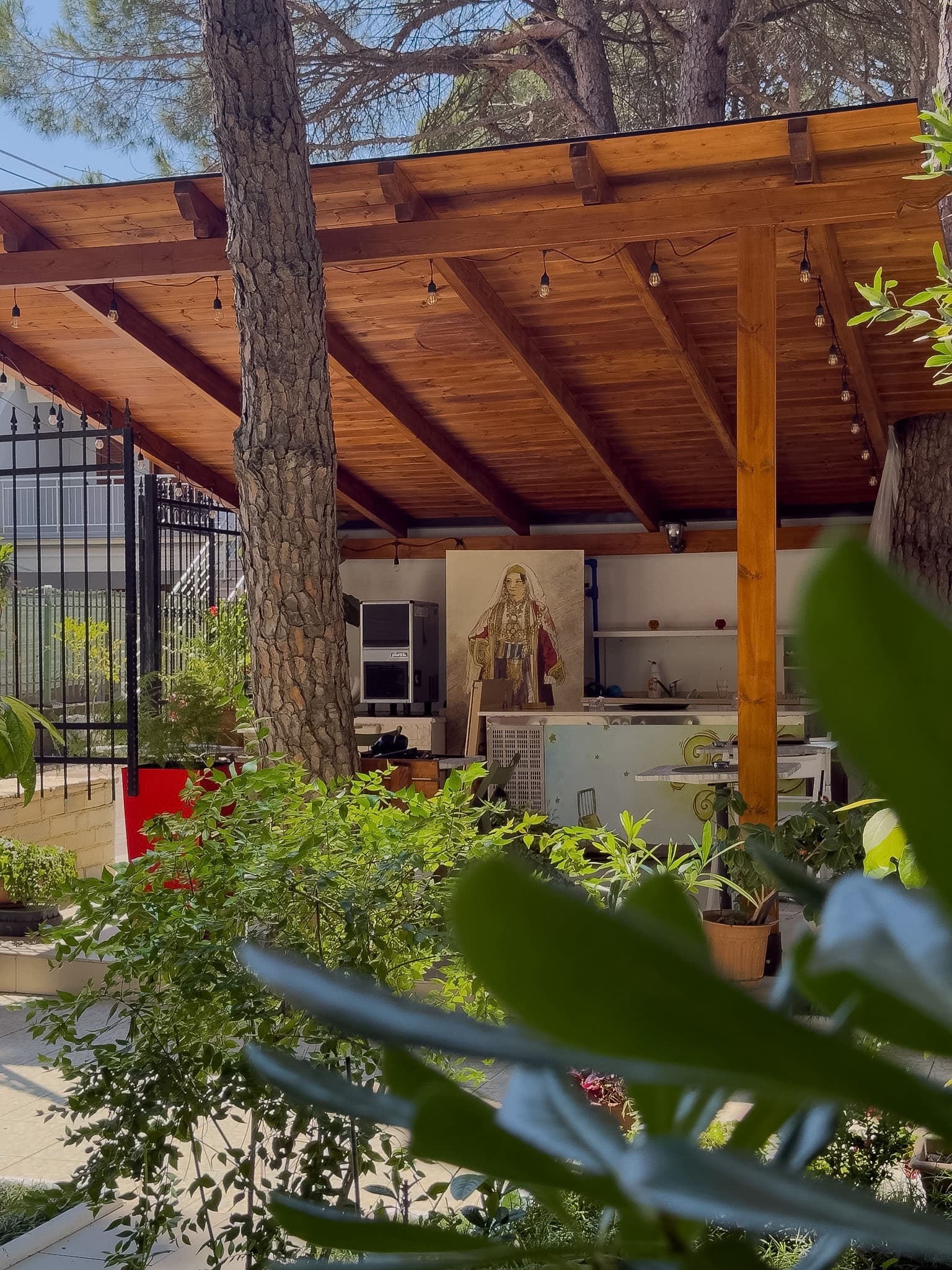 Open-air garden bar at Hotel Princi i Vogel under pine trees